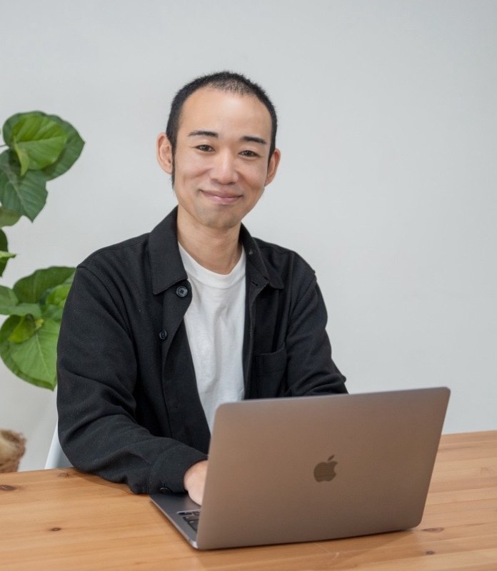パソコンの前に座るおけもん本人